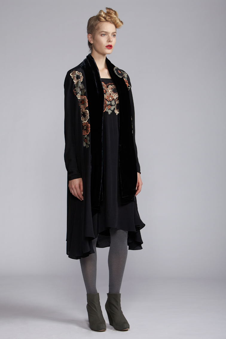   200/A121489 Strap Dress    200/A120102 Fold Long Jacket    900/A120122 Velvet Scarf  