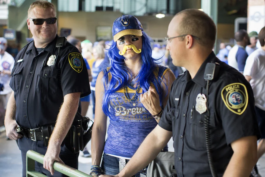 Superfan Amber talks with Milwaukee Police.