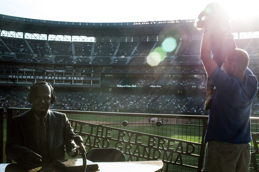 A statue of longtime Mariners announcer Dave Niehaus is located in the right-centerfield concourse. 