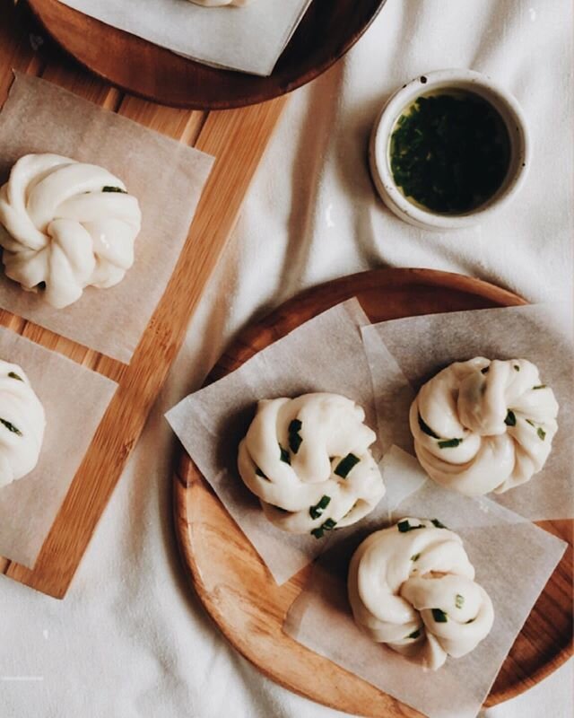 From scallion pancake to scallion bao, you can safely say I&rsquo;m a crazy scallion lady🤪 When you don&rsquo;t have an oven at home, it brings you into another direction- steaming. Recipe up on @redwood.bread 🍞
.
.
.
.
#winifredfredcooks