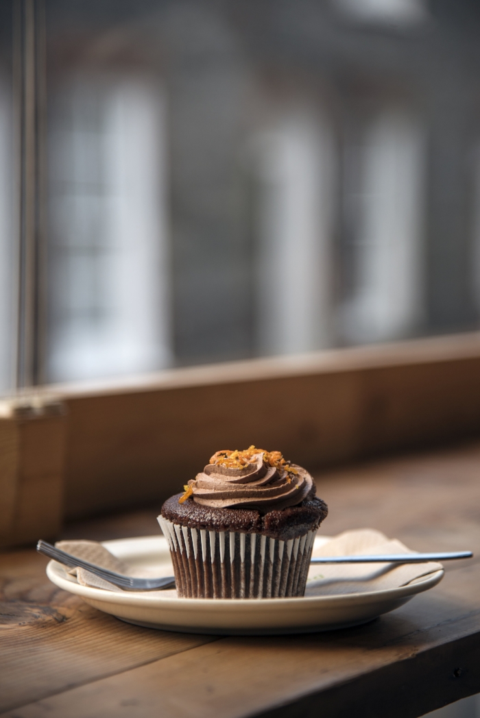 Food photogrpahy using natural light in a cafe