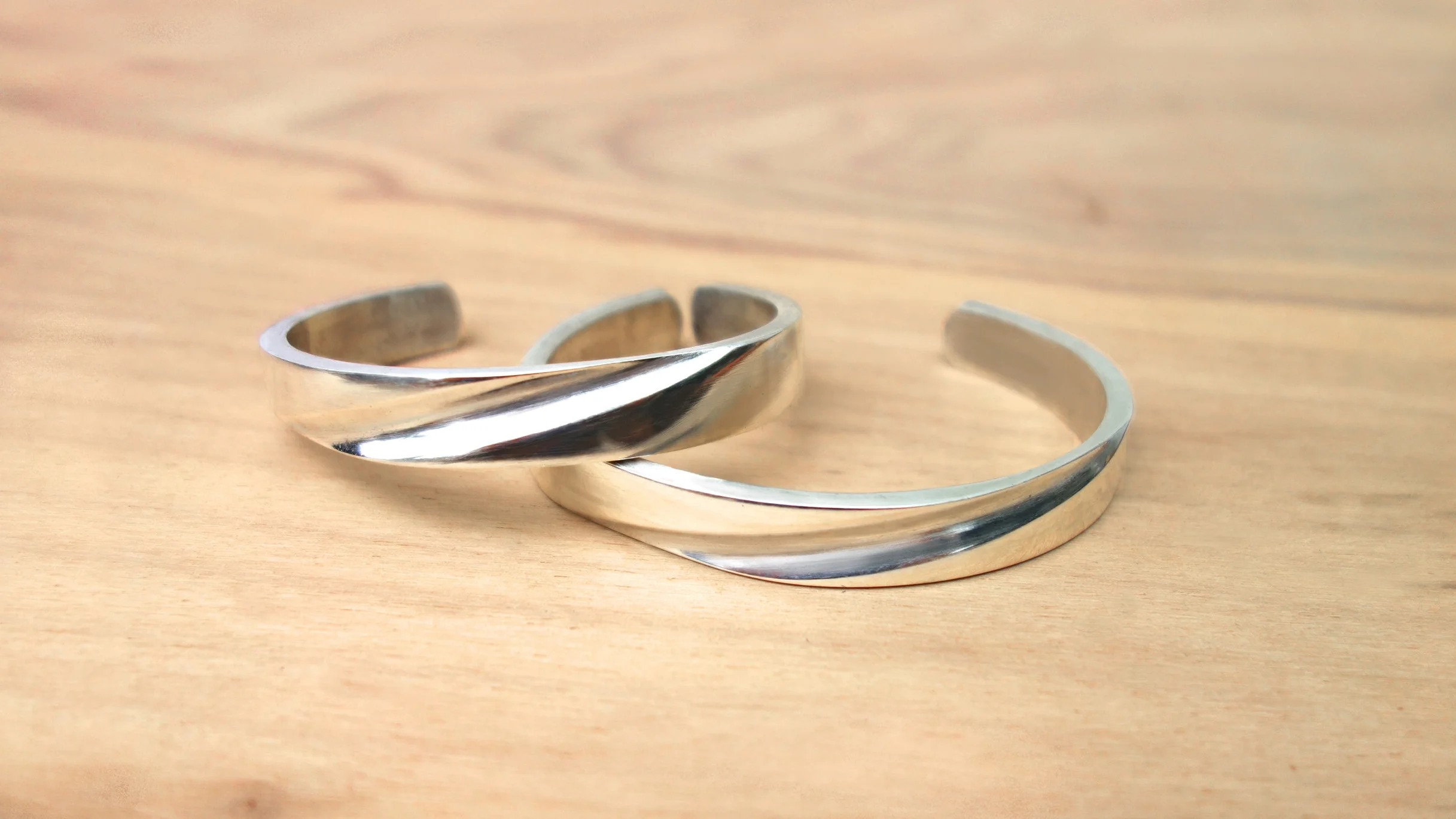 Venus : Inspired by subtle curves embody the sensual complexity of the feminine figure. Trying to ware the feeling of softness on your wrist.