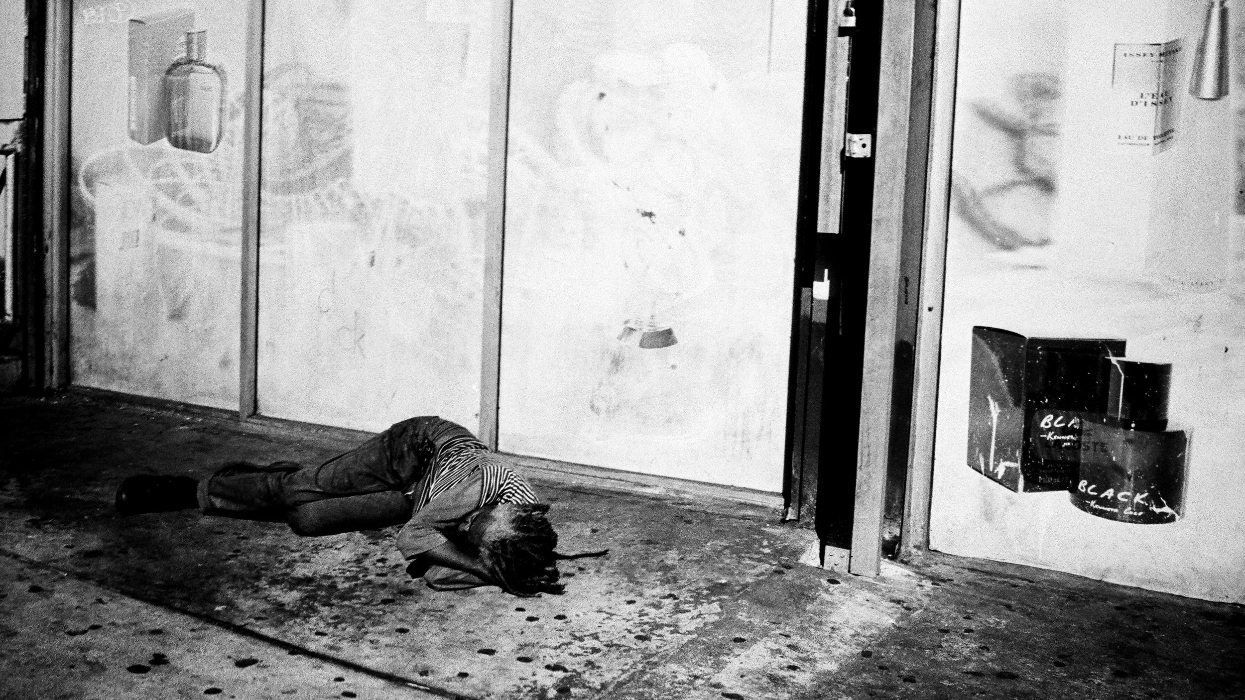 Unconsciously conscious : Photo shoot on street. There are always things that distract the eye, foreign objects, things that tend to be ignored.
