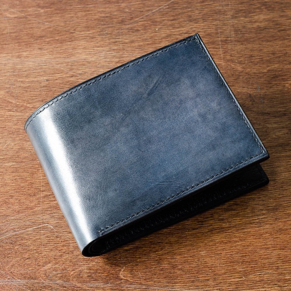 Hand stained wallet with goat skin interior. Started with a natural crust calf skin then built up the patina with lots of washes of blue and black stain.
.
.
.
#bespoke #leatheraccessories #luxuryleather #saddlestitch #bespokeleather #wallet #leather