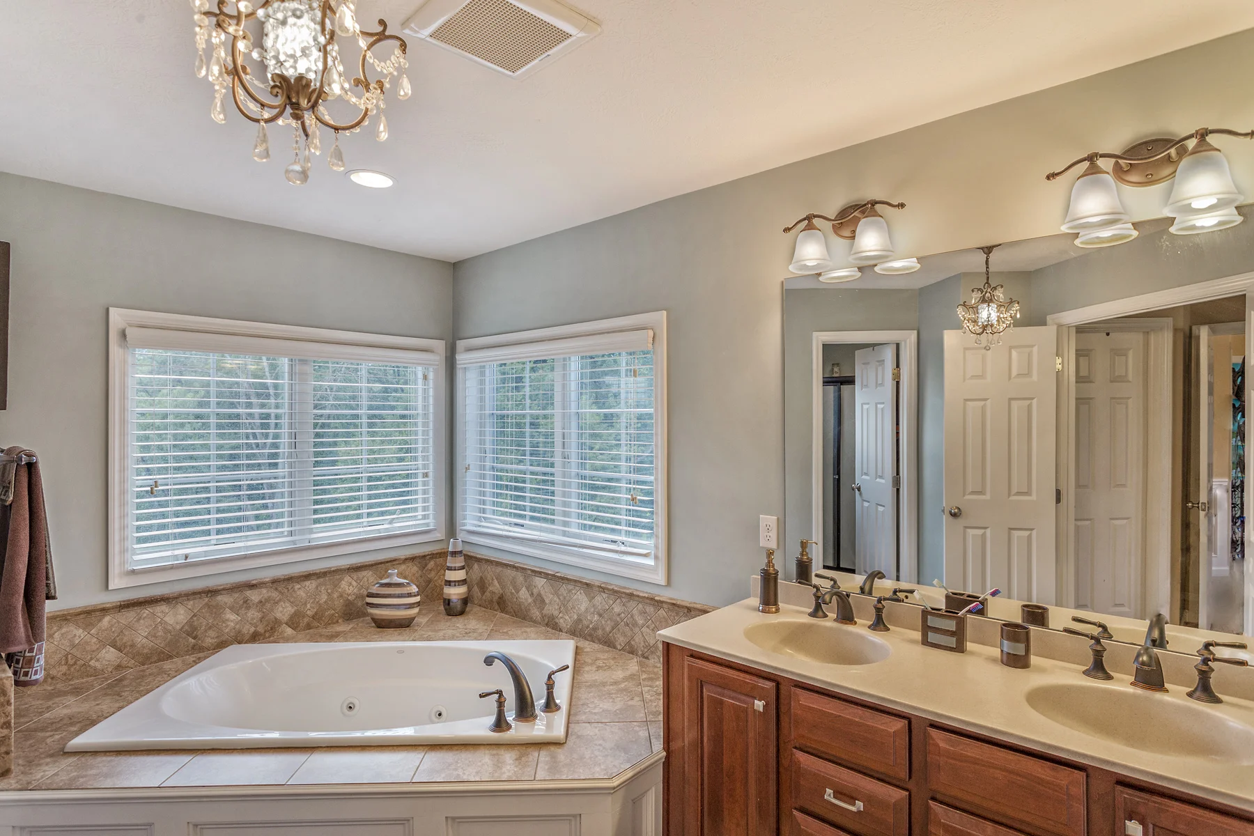 810_Ashwood_Drive_026.jpg