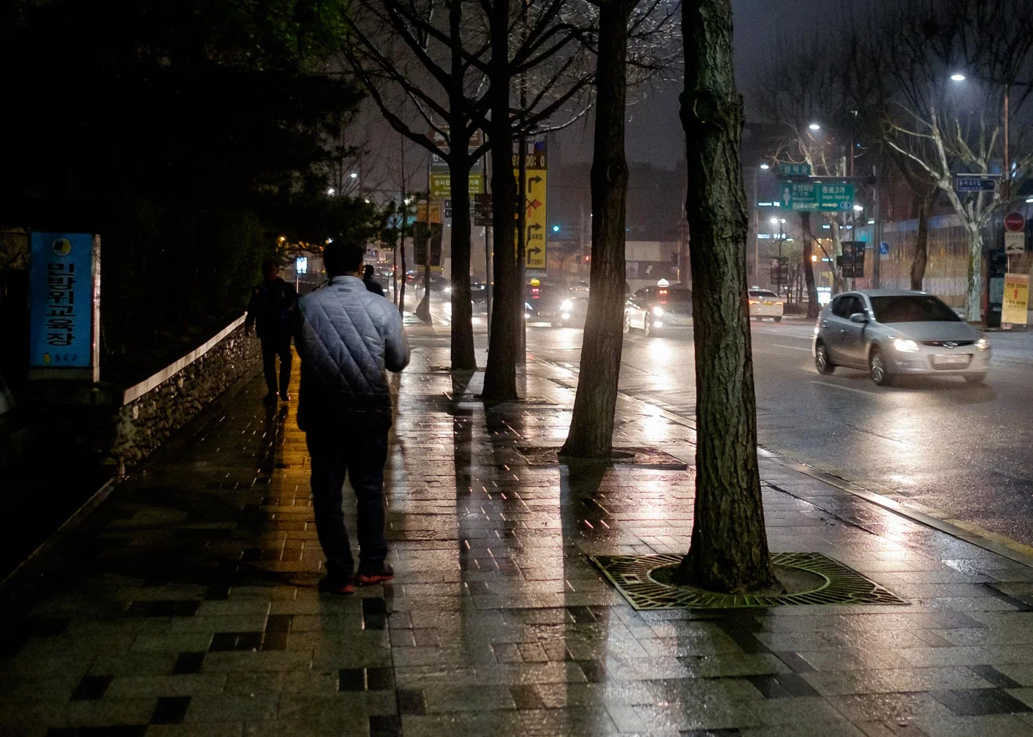 I love the cinematic feel of night photo hunting.