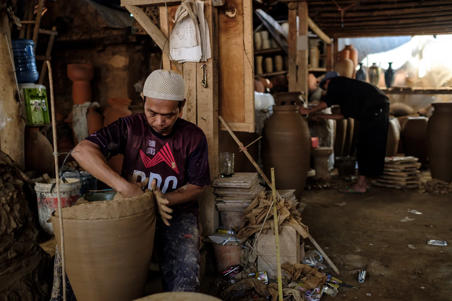 Mang Biho dan mang Adro terlihat sibuk bekerja.
