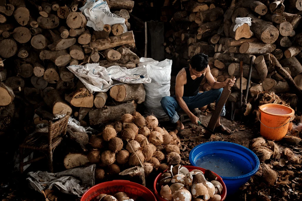 Persediaan kayu bakar untuk memasak dodol. Fujifilm X-T2 | XF 23/1.4 | ISO 3200, f/4, 1/500 | Classic Chrome Film Simulation