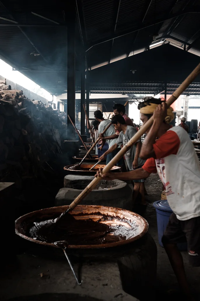 Pekerja mengaduk dodol selama 4-5 jam. Fujifilm X-T2 | XF 23/1.4 | ISO 800, f/5, 1/60 | Classic Chrome Film Simulation