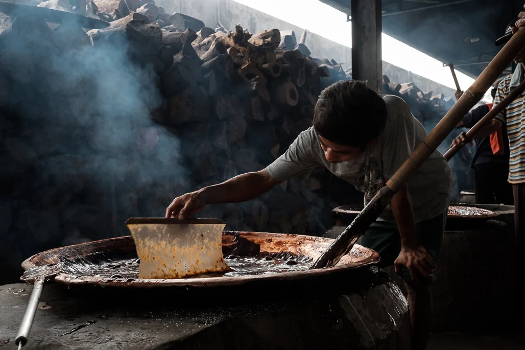 Proses pengambilan sample untuk dibawa ke pemilik pabrik. Fujifilm X-T2 | XF 23/1.4 | ISO 1000, f/6.4, 1/60 | Classic Chrome Film Simulation