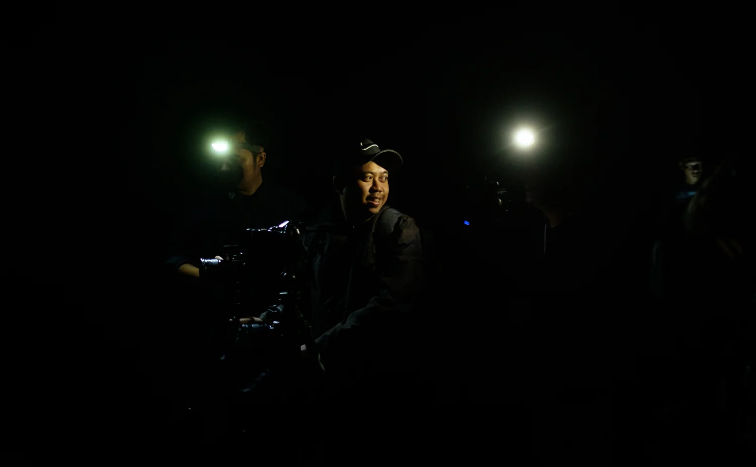 Para peserta menggunakan head lamp untuk membantu penerangan selama di lokasi. In frame: Angga Fujifilm X-T2 | XF 23 f/1.4