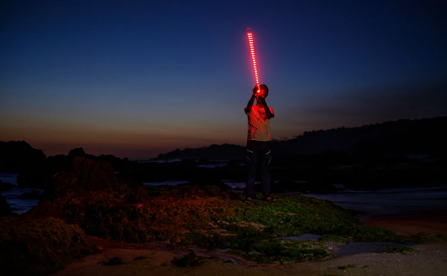 Bayu , Ketua Fujiguys Indonesia, sedang mempersiapkan peralatan untuk light painting. Fujifilm X-T2 | XF 23 f/1.4