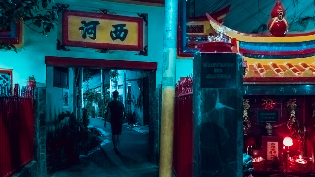 Altar Pak Kung yang berdampingan dengan Jl. Kemenangan VI