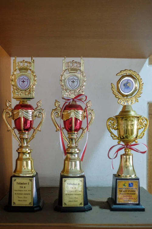 Berkat bimbingan para guru, penghargaan yang diterima Hugo selama di TKK Samaria ditambah dengan 1 award untuk best Mandarin waktu TK A. (tidak terfoto)