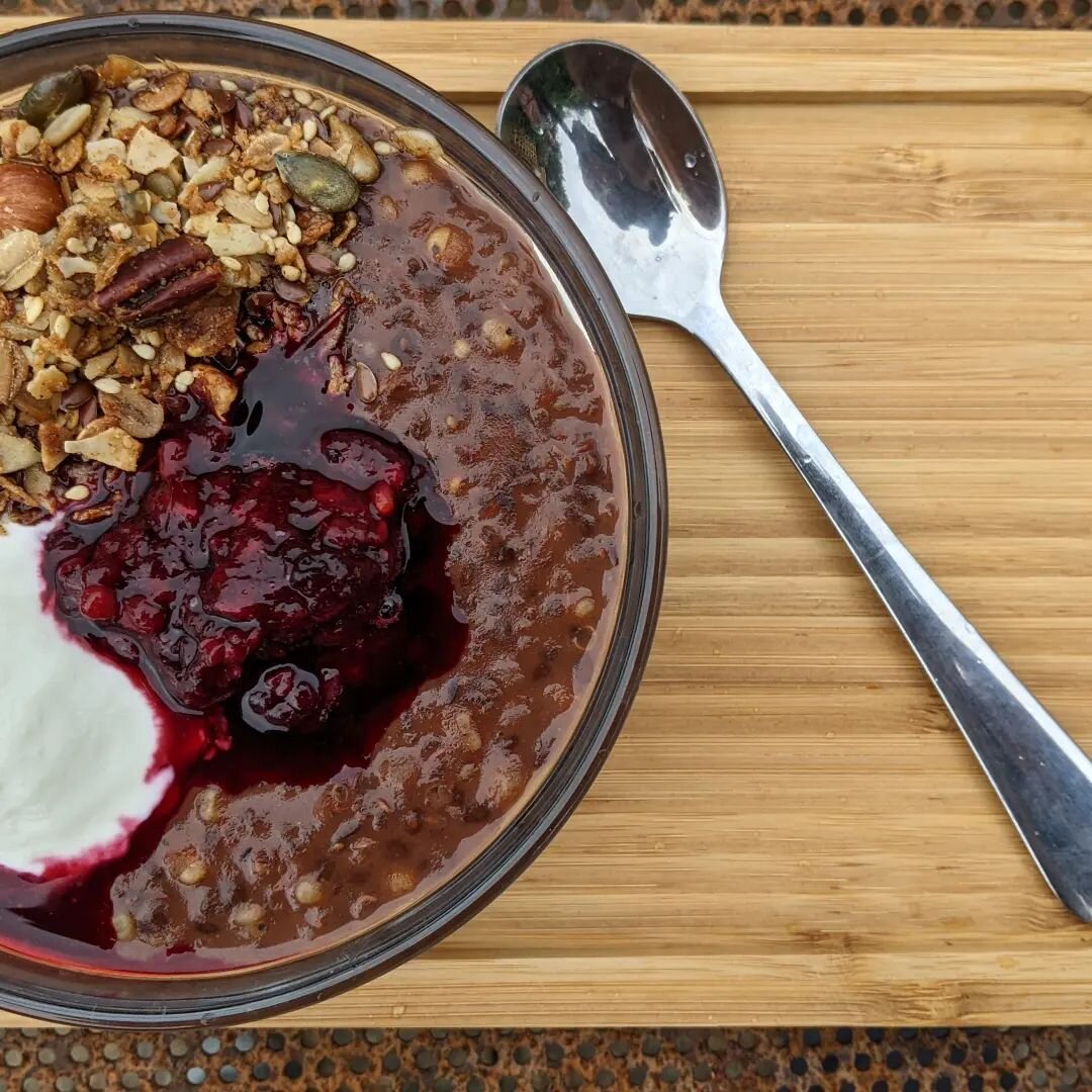 Chocolate Berry Porridge made with our mix of sorghum seeds, quinoa, chia, flax. Oat free.