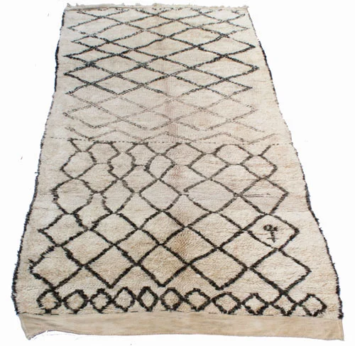 An original old Beni Ouarain carpet, from Maroc Tribal, with a classic 'split' design and a Berber woven word in the corner