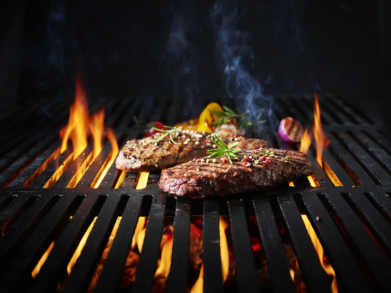 2 Steaks auf Eisengrill für eine regionale Supermarktkette