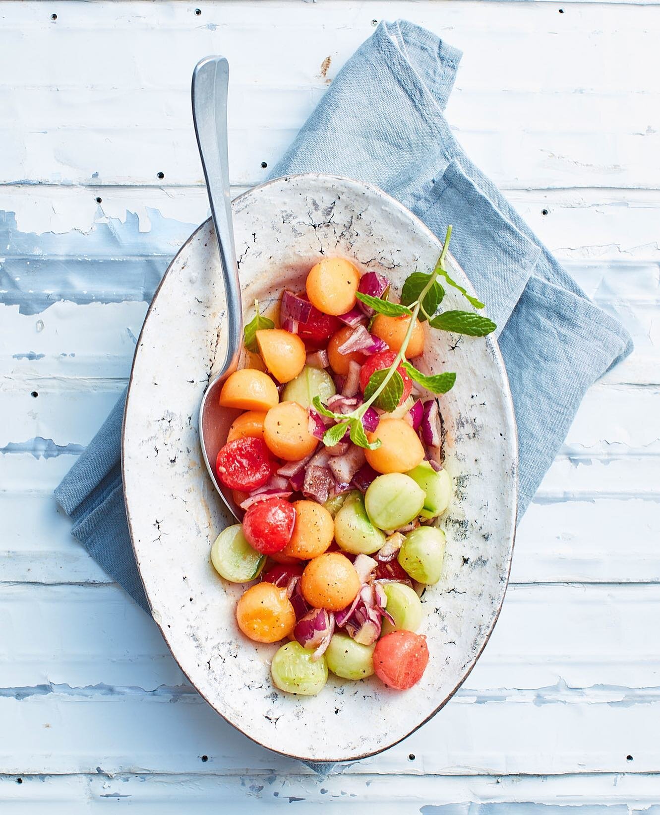 Noch mal ein Sommerrezept.
Irgendwas mit Melone 😉
.
.
#foodphotography #stilllife #healthyfood #nordic #daylighting #foodporn #melone #wassermelone #advertisingagency #kochbuch #rezepte #summer #summervibes☀️ #lovemyjob #foodprep #foodstylingandphot