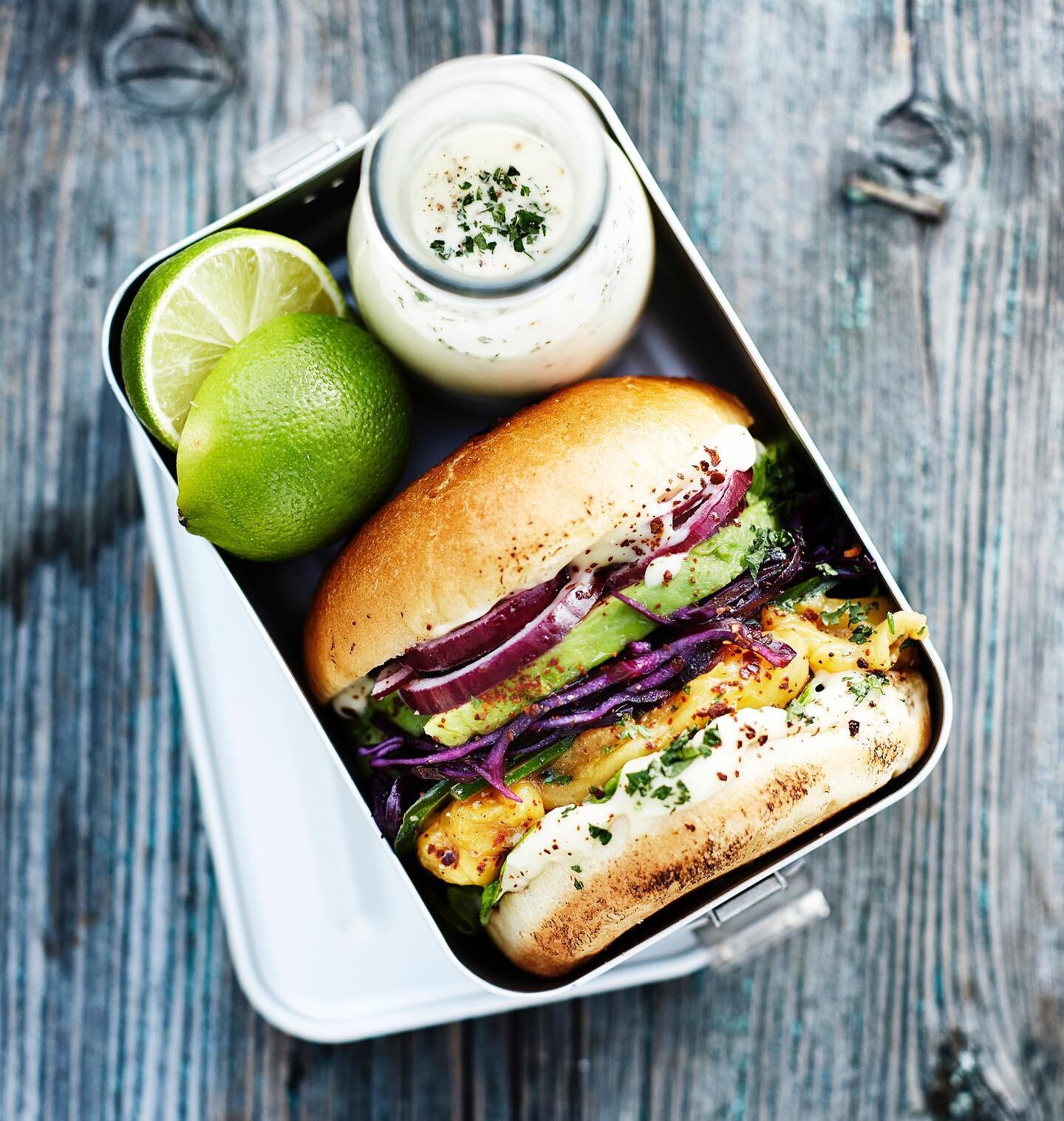 Ein Lunchpaket passt immer.
Photoshooting mit Stefan und @alicekrl , hier mal nicht im Bild. Nachhaltig ohne Fleisch,Blitz oder Filmlicht😉, vor dem Studio realisiert.
.
.
#lunch #foodie #foodstagram #instafood #advertising #kochb&uuml;cher #kochbuch