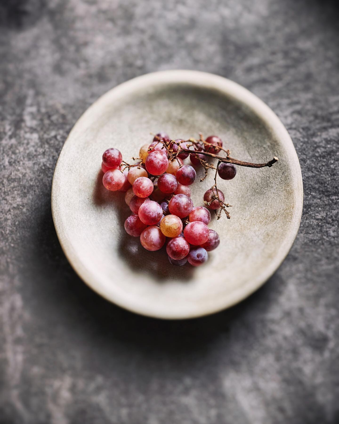 Licht Casting, manchmal ist Einfach mehr.
Trauben mit Patina😉.
.
.
.
#stillifephotography #advertising_agency #lovemyjob#grapes #wine #weintrauben #bokeh #studiophotography #daylight #foodporn #foodlover#foodphotography #foodfotograf #propstyling #s