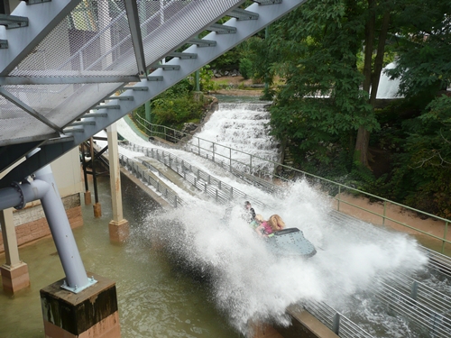 Courtesy of themeparkreview.com .