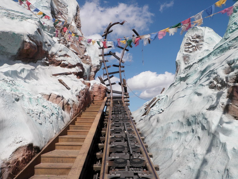 Image courtesy of themeparkreview.com .