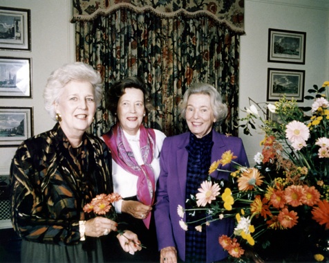 Virginia Bissell (later Spencer), left, Lula Rose Blackwell and Beverley Dunn prepare for the Williamsburg Seminar. In 1985 Oxmoor House, Inc., Book Division of Southern Progress Corporation, published Elegance In Flowers, based on the Birmingham style and featuring the talents of many members of LGC and RMGC. John Floyd, editor of Southern Living Classics, wrote the forward to the book and said that the arrangements were “true to the nature of the materials as living, growing things.” We are proud that our members were recognized for their floral accomplishments and in the next several years many were invited to participate in the Williamsburg Symposium, the Philadelphia Flower Show and the Chelsea Flower Show. The Little Garden Club held a series of flower demonstrations and lectures at the BBG as a means of fundraising for community projects. In the early 80s Norman Johnson, a noted landscape designer, presented a symposium on home landscapes. A few years later, he spoke on “Bulbs in the Landscape” in conjunction with a LGC bulb sale. In 1988 we hosted a lecture by interior designer Alexandra Stoddard. Beginning in 1989, along with the Birmingham Botanical Society, now called the Friends of the Birmingham Botanical Gardens, LGC offered a series of flower arranging classes taught and assisted by our members. These workshops included four sessions and were held October through April for four years. LGC sponsored English flower arranger Sheila Macqueen whom many members knew from attending her workshops in England. Later, we invited Mrs. Macqueen’s colleague Fred Wilkinson of the Constance Spry School in England for a lecture and demonstration. As an entry in the 1985 GCA Horticulture Committee’s competition, LGC designed and financed a holly border at the Birmingham Botanical Gardens. When the newly designed Gatehouse Gift Shop opened at the BBG, one of our members assumed management, expanded the inventory, and took the shop to new heights. Several members of The Little Garden Club volunteered hours to help staff the shop. Many gave tours of the Gardens putting in place a successful docent program. One of our members served as education director for the BBG and several LGC members have served on the board of the Botanical Society, with three having served as President. In the fall of 1985, LGC hosted the Zone VIII meeting held at the Sheraton Perimeter Hotel. The theme of the meeting was “Back to Basics in Birmingham” and included a Pot en Fleur workshop for delegates. Private dinners, a flower show, and educational horticulture and conservation meetings rounded out the event. In 1986 The Little and Red Mountain Garden Clubs co-sponsored a flower show at the Birmingham Museum of Art, where members interpreted or complemented works of art in the collection. The success and public enthusiasm for this show inspired members of the Museum Art Education Council (MAEC) to sponsor a similar flower show the following year as a fundraiser for education programs. Calling on members of the two garden clubs for advice, MAEC volunteers presented their first Art in Bloom in 1987 and their ninth and most recent event in 2006. Members of LGC continued to participate as planners or by entering their interpretive arrangements in the exhibitions.