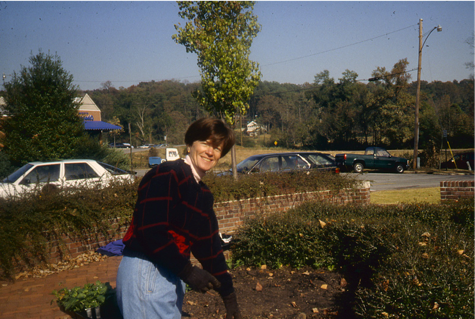 Sally Worthen working at The Little Garden, Emmet O’Neal Library. Among other horticultural contributions to the community and to conservation, The Little Garden Club assisted with the American Horticulture Society’s annual meeting held in 1991 in Birmingham, where the club provided a conservation display. LGC also co-sponsored with RMGC the endangered Alabama Clematis, Clematis socialis, in perpetuity at the Center for Plant Conservation. The club has supported The Student Conservation Association for years and consistently encourages the efforts of various local environmental groups. In 1994, LGC provided birdhouses and hung them in the Alabama woodlands area of the Birmingham Botanical Gardens, a project designed from a habitat program by the National Wildlife Federation. Club interest was such that 85% of LGC members had their own backyards certified as a natural wildlife habitat! Several years before that, the club had funded a nature trail and outdoor learning space at Mountain Brook Elementary School. In 1996, using that project as a model, LGC implemented an outdoor classroom and nature trail at an inner city elementary school, Dupuy School. LGC funded the design at the Dupuy School as well as the selection of native plant material, and many members helped with the installation. The Birmingham Tree Commission held their official Arbor Day Celebration there on completion of the project. In the spring of 1997, the Little Garden Club hosted the GCA Zone VIII meeting. “Shapes of Southern Style” was the theme of the flower show held at the Embassy Suites Hotel Ballroom, which was open to the public, free of charge. The club engaged an outstanding speaker, Dr Jay D. Hair of Washington, DC, president of The World Conservation Union and past president of the National Wildlife Federation. A New Century In 2000, responding to environmental needs in our city, the Little Garden Club and Red Mountain Garden Club joined the Southern Environmental Center at Birmingham-Southern College in an urban renewal project. Using seed money from the two garden clubs, an abandoned lot was purchased, the house removed and the lot cleaned, raised beds were installed and irrigation addressed. Native trees, shrubs and plants were added along with herbs and vegetables, as well as benches to encourage visitors. The Woodlawn Ecoscape became part classroom, part sanctuary for community events and neighborhood festivals. It received the 2004 Urban Garden Award from the Keep Birmingham Beautiful Commission. The director of the Southern Environmental Center was nominated and awarded The Garden Club of America’s Civic Improvement Certificate. LGC has helped fund other urban Ecoscapes with the Southern Environmental Center, among them a healing garden at Baptist Princeton Hospital. LGC and RMGC partnered again for a small flower show in 2003 held at the Botanical Gardens. The public was invited to see “serious gardeners exhibit bountiful talent” in the areas of flower arranging, horticulture and photography, a new initiative of GCA.