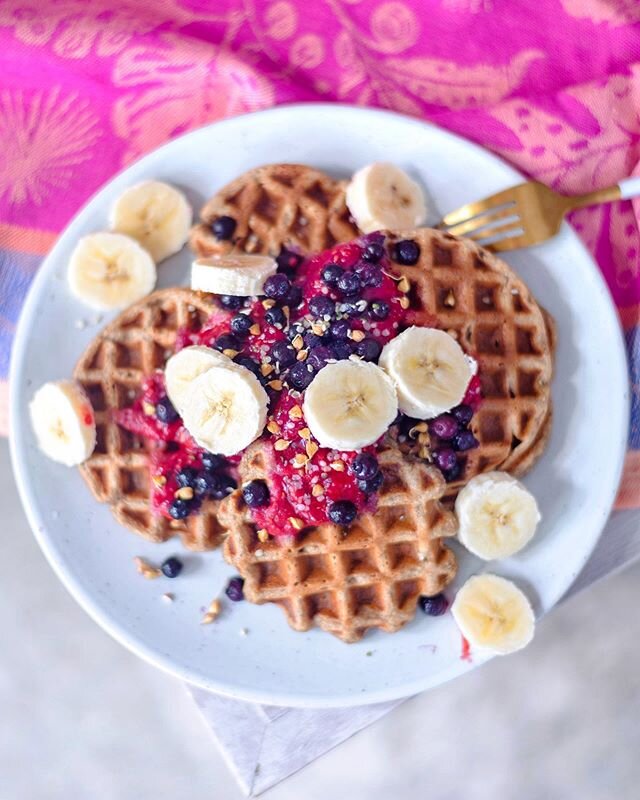 ✨🧇Easy Banana Oat Waffles🧇✨
.
✨These puppies are SO easy, effortless, and kid-approved! Even on Max&rsquo;s pickiest days, he&rsquo;ll never turn down a waffle!
.
🧇 1 cup rolled oats
🧇 1 ripe freckled banana
🧇 1/2 cup plant milk
🧇 1 tbsp chia
?