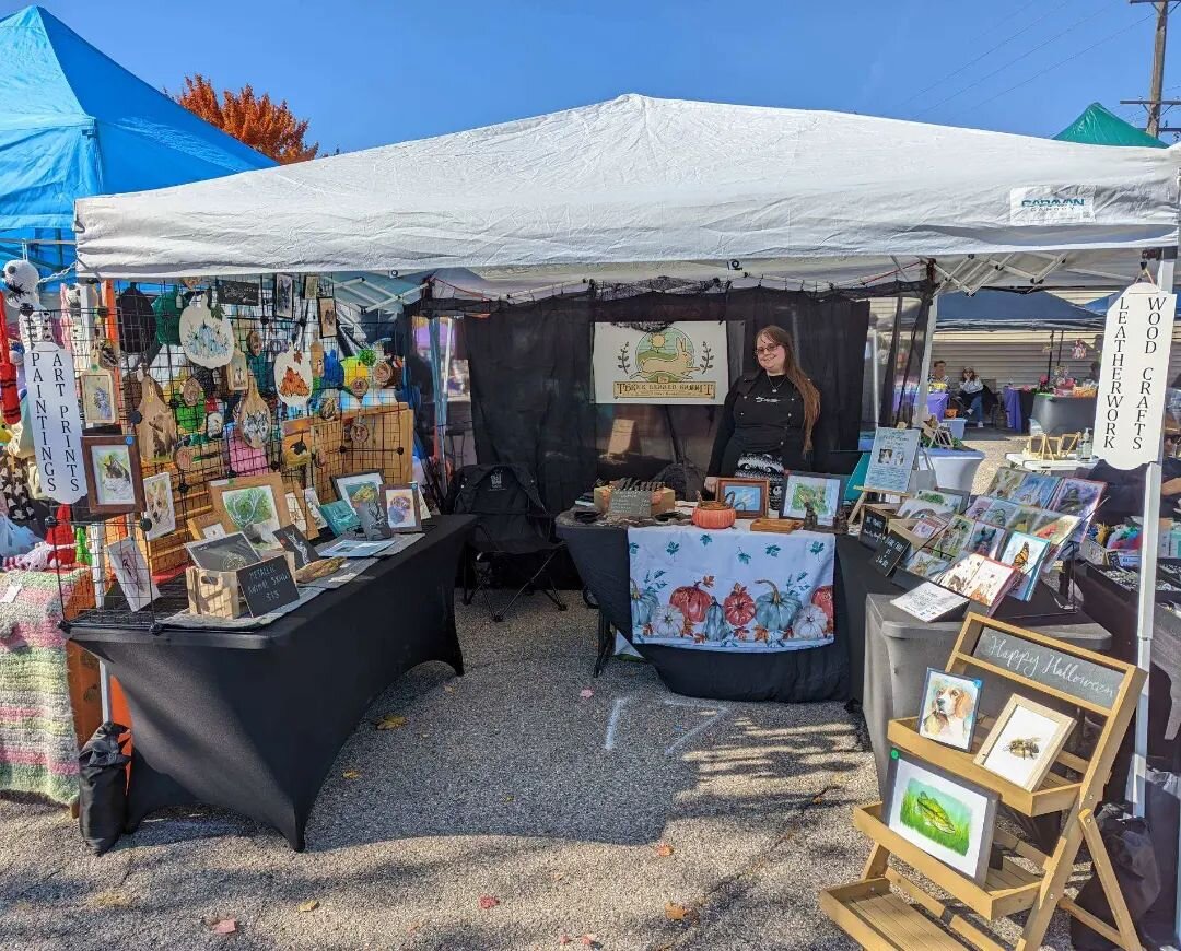 Market season is beginning to wind down! It's beautiful outside and a great day to start getting some Christmas shopping done. Come visit us in downtown Romulus at the Flowers in the Mitten before 4pm!