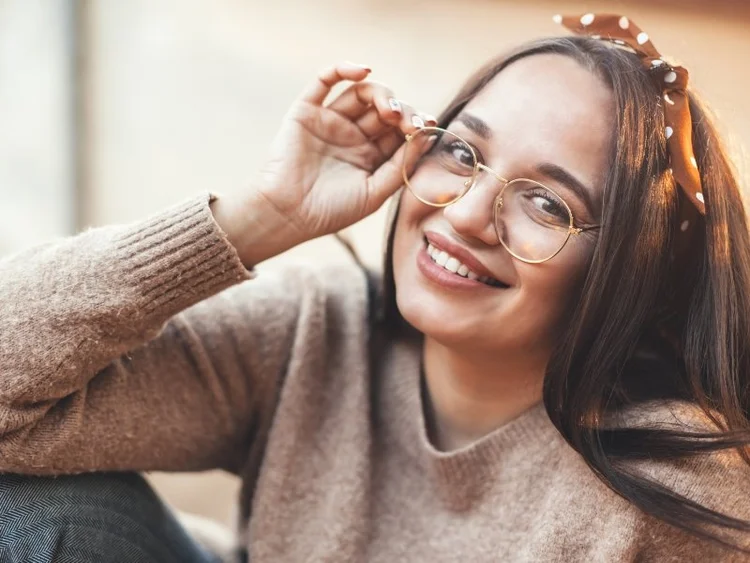 6 Easy Ways To Get Rid of Glasses Glare in Photos