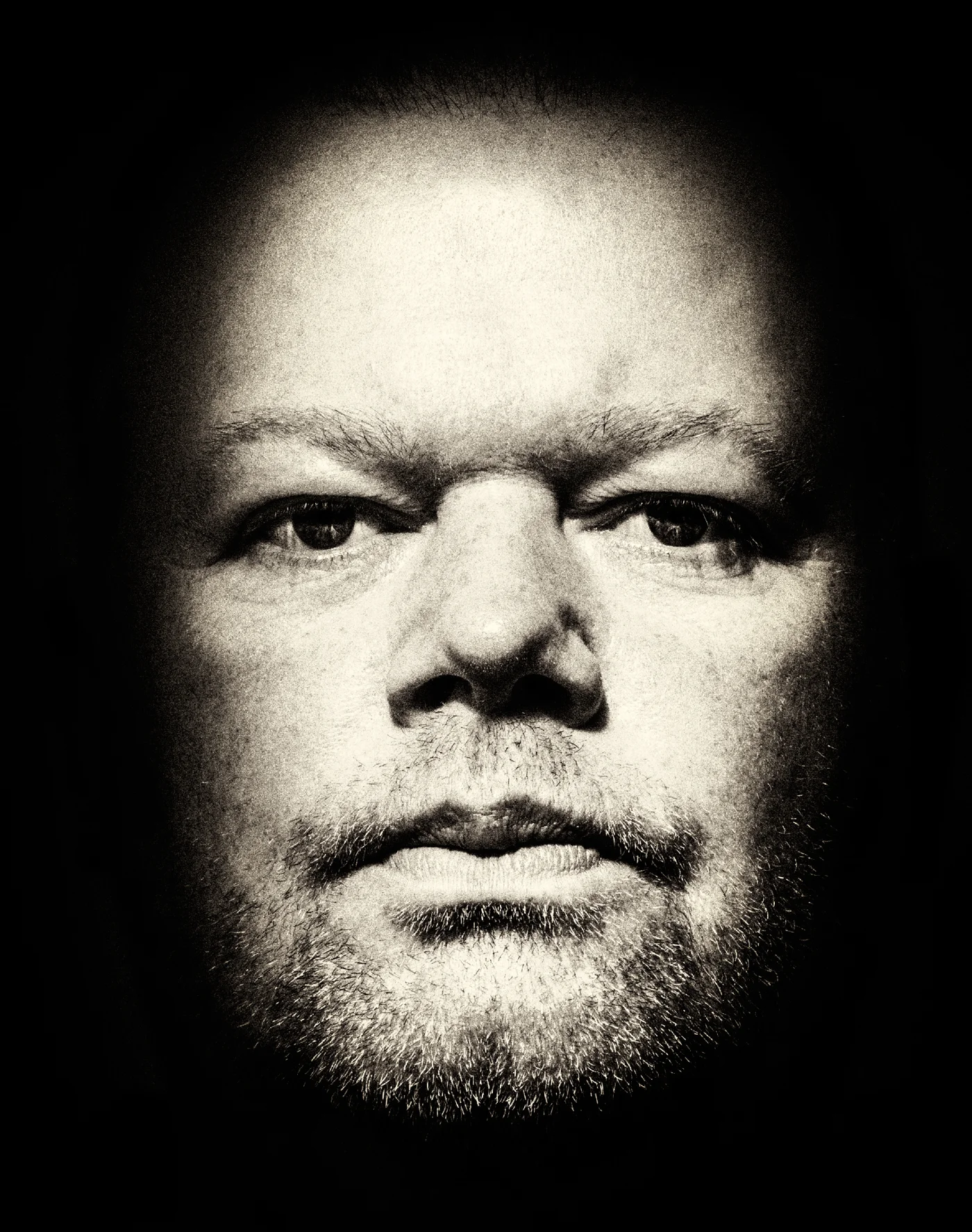 Raymond van Barneveld voor bij het interview van Bram Moszkowicz