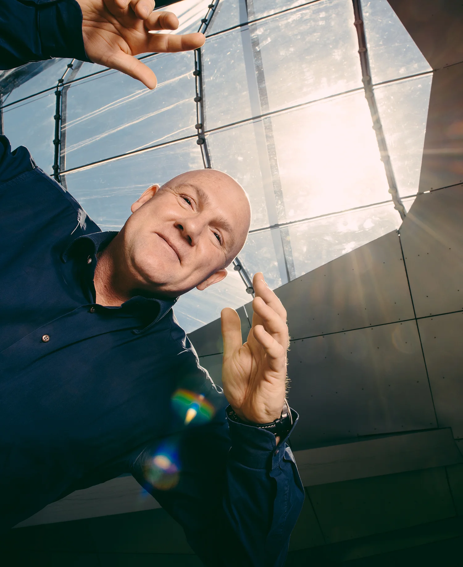 "Rondzweven" met astronaut André Kuipers. Fotoshoot voor interview van Sander de Kramer in Weekeinde.