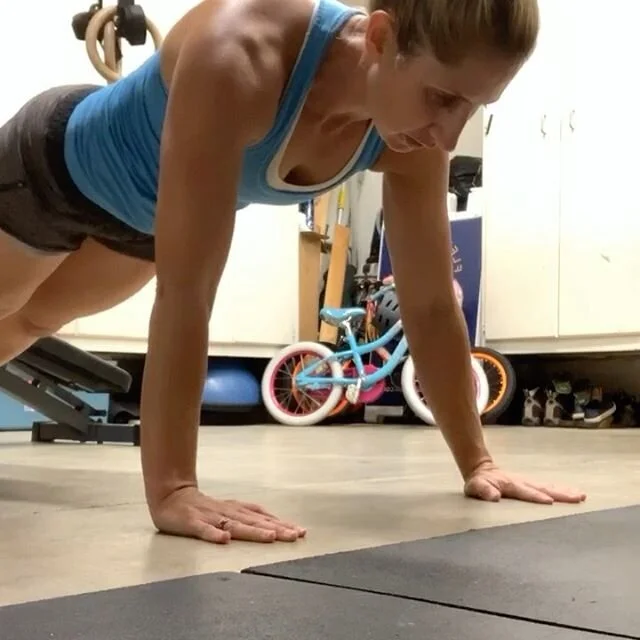 Today&rsquo;s upper body sweat session...highly recommend this well balanced routine. Be hard core do it in a garage in the middle of a heat wave 😜🔥 Current goal: muscular hypertrophy 💪🏼 4 sets x 10 reps (mostly) 
1a. Push ups
1b. Standard deadli