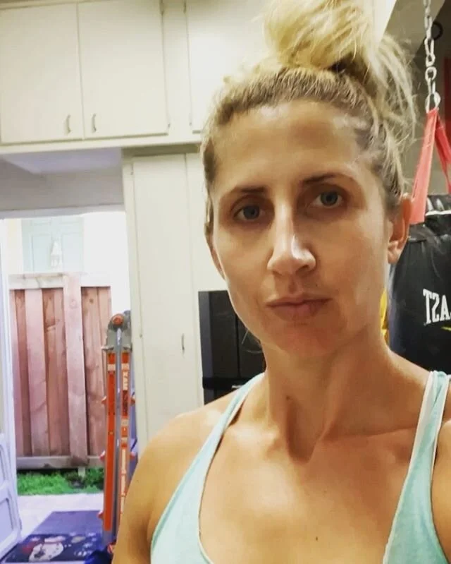 Got some rags?! Heck yeah we all do. Grab two and get to WORK 💪🏼
.
.
Here&rsquo;s an excuse proof, killer workout involving nearly zero equipment! Here&rsquo;s the breakdown: 
1. Mountain climbers 
2. Double knee tucks 
3. V tucks (feet start close