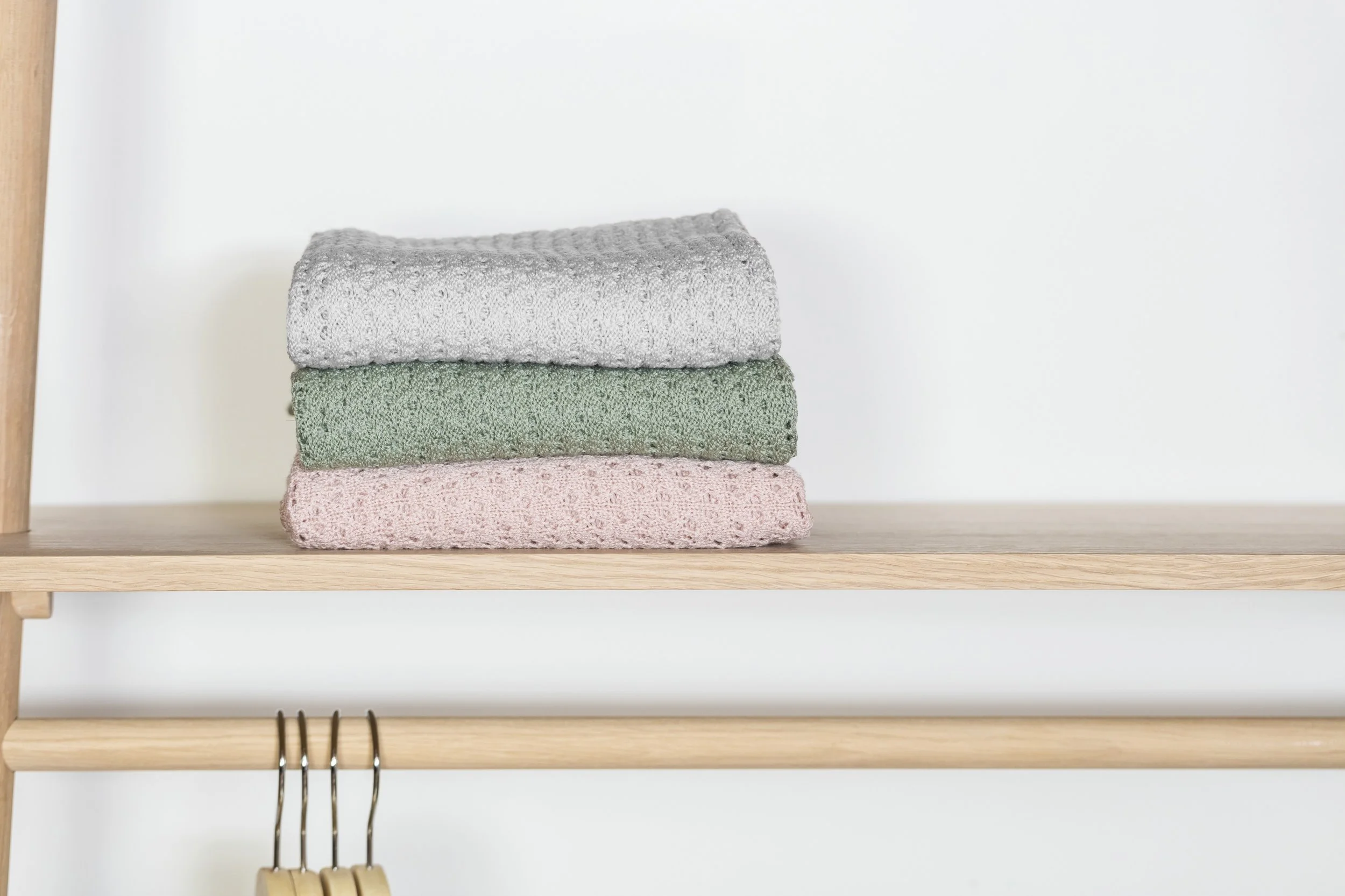 Stokke Blanket MerWool-LightGrey Green Pink 171126-1303 press-2.jpg