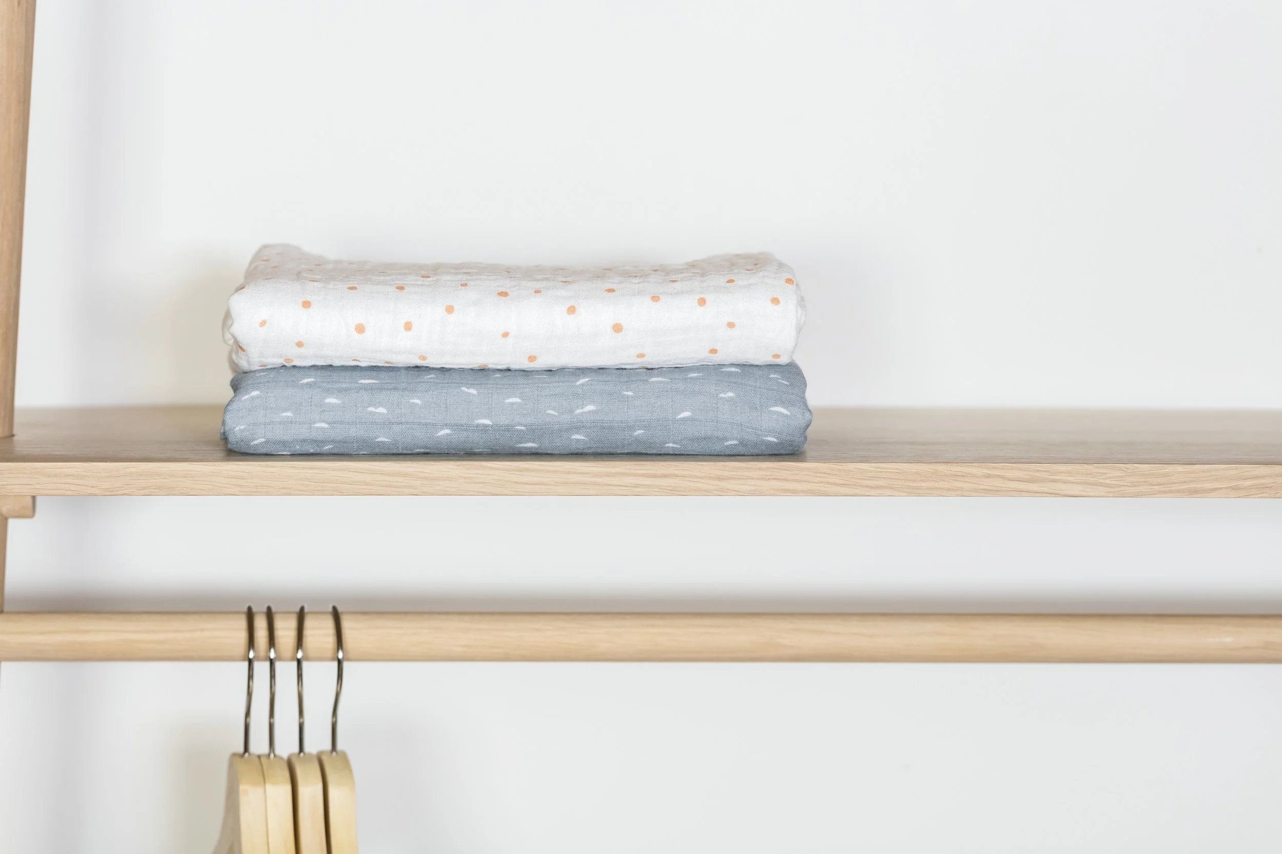 Stokke Blanket MuslCot-CoralBee SlateBlueSea 171126-1305 press.jpg
