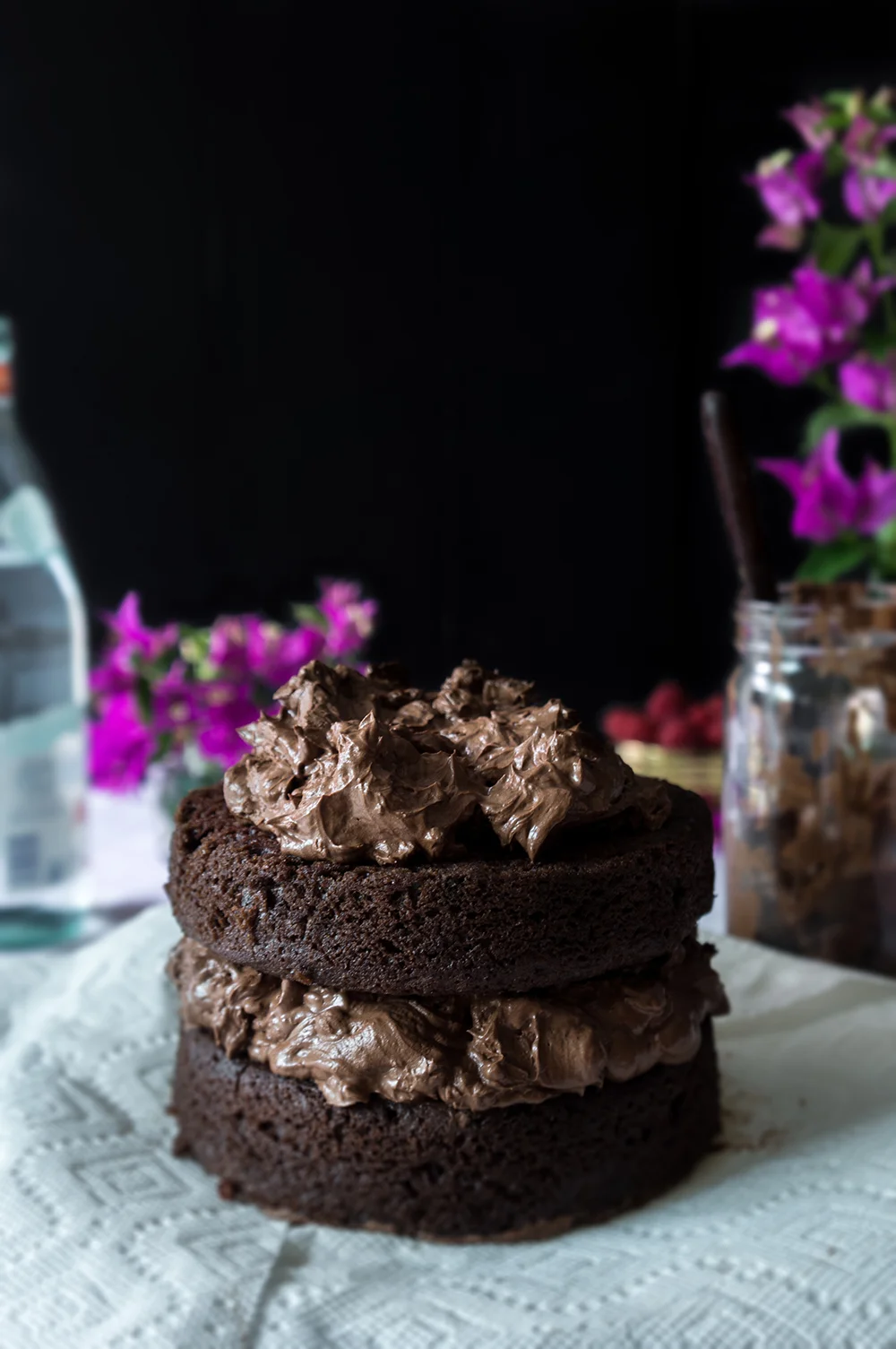 Decorating with chocolate ganache frosting. Making an easy chocolate cake with almond syrup.
