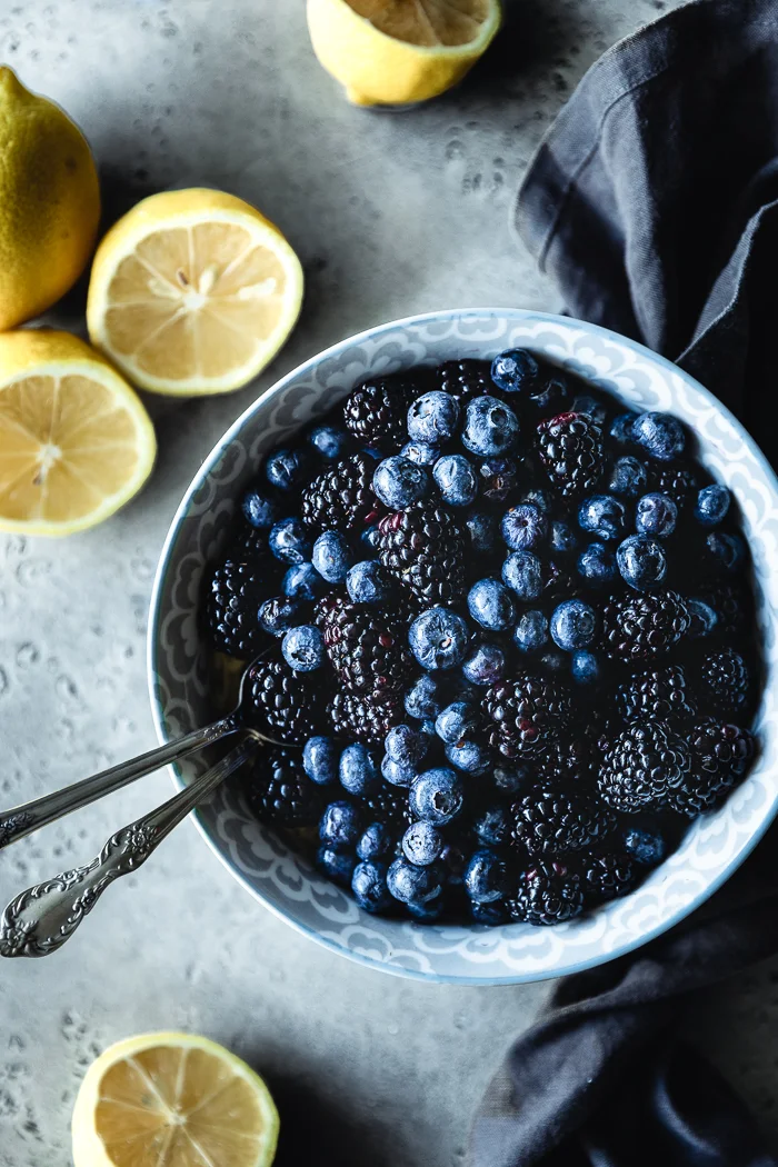 Berry salad with lemon