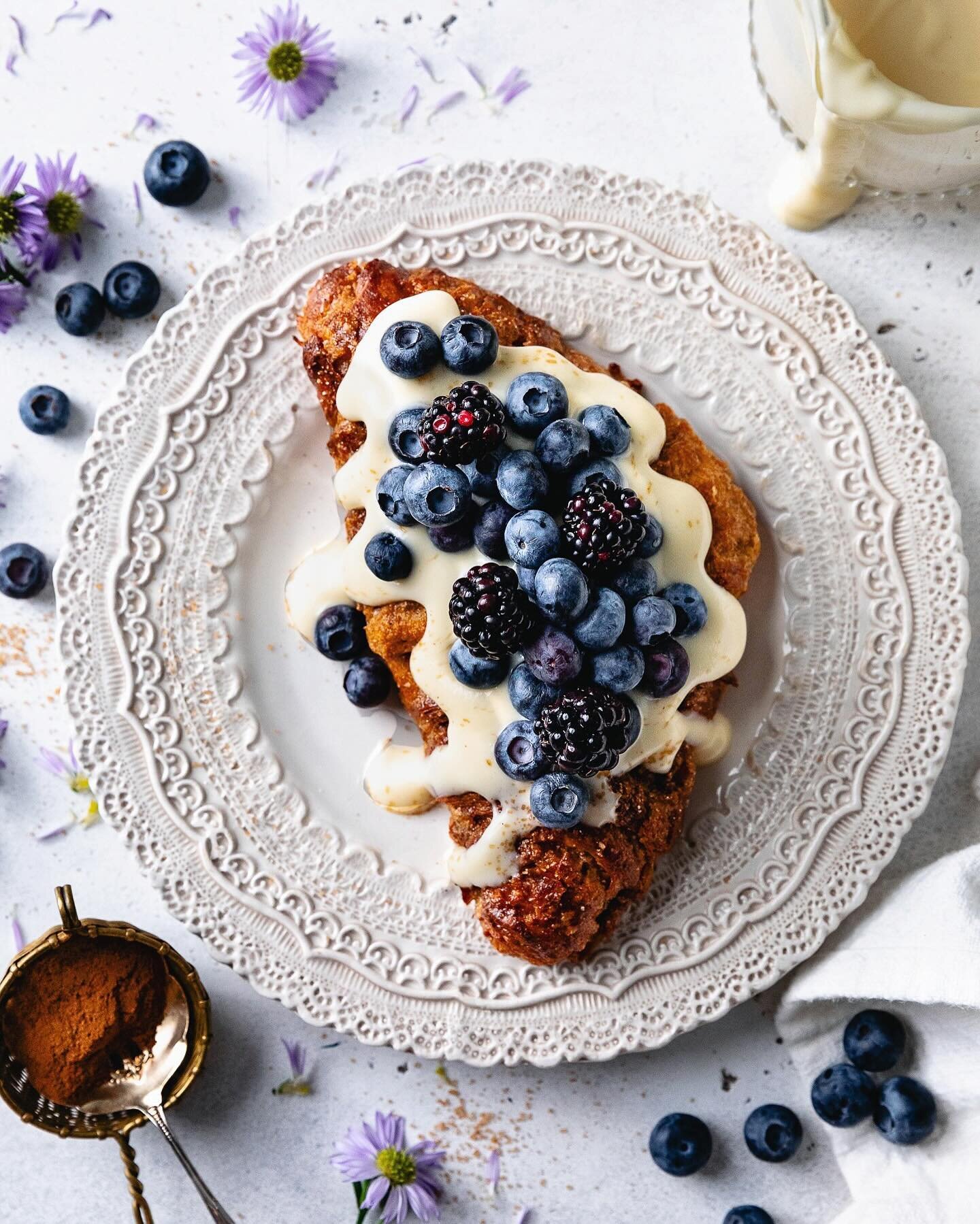 Overnight Cinnamon Roll Croissant French Toast! 🥐 Do you want the recipe?! Super velvety yet very crispy on the edges! Filled with a cinnamon-brown sugar mixture that will remind you of a cinnamon roll! I used sweetened condensed milk to sweeten up 