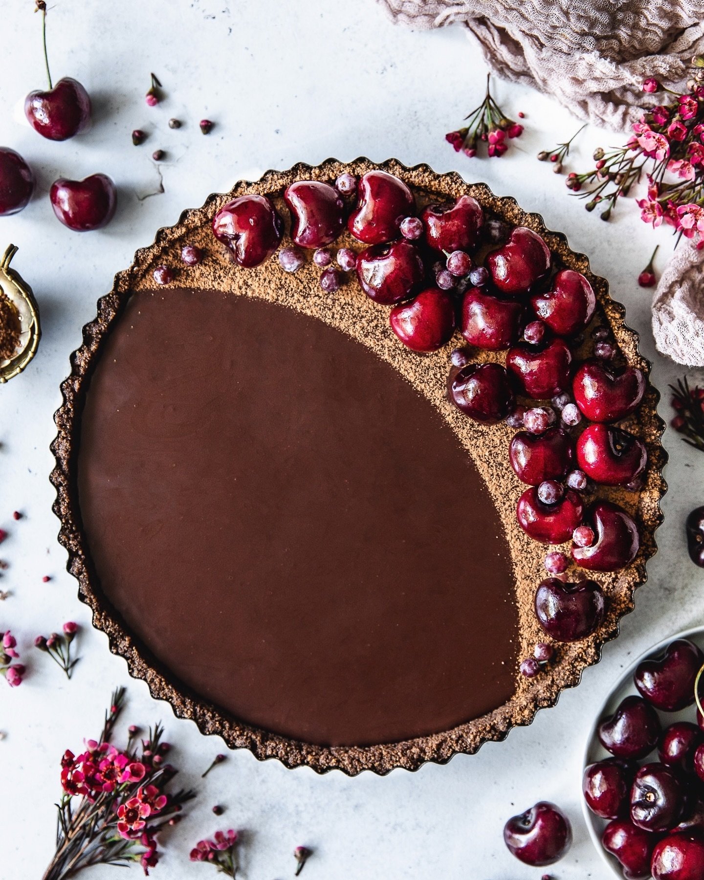 This No-Bake Black Forest Tart is one of my favorite desserts ever!! It combines three of my favorite things; cherries, chocolate, and the convenience of a no-bake desserts that is made in less than 15 minutes! 🍒 I used some cherry jelly to add the 