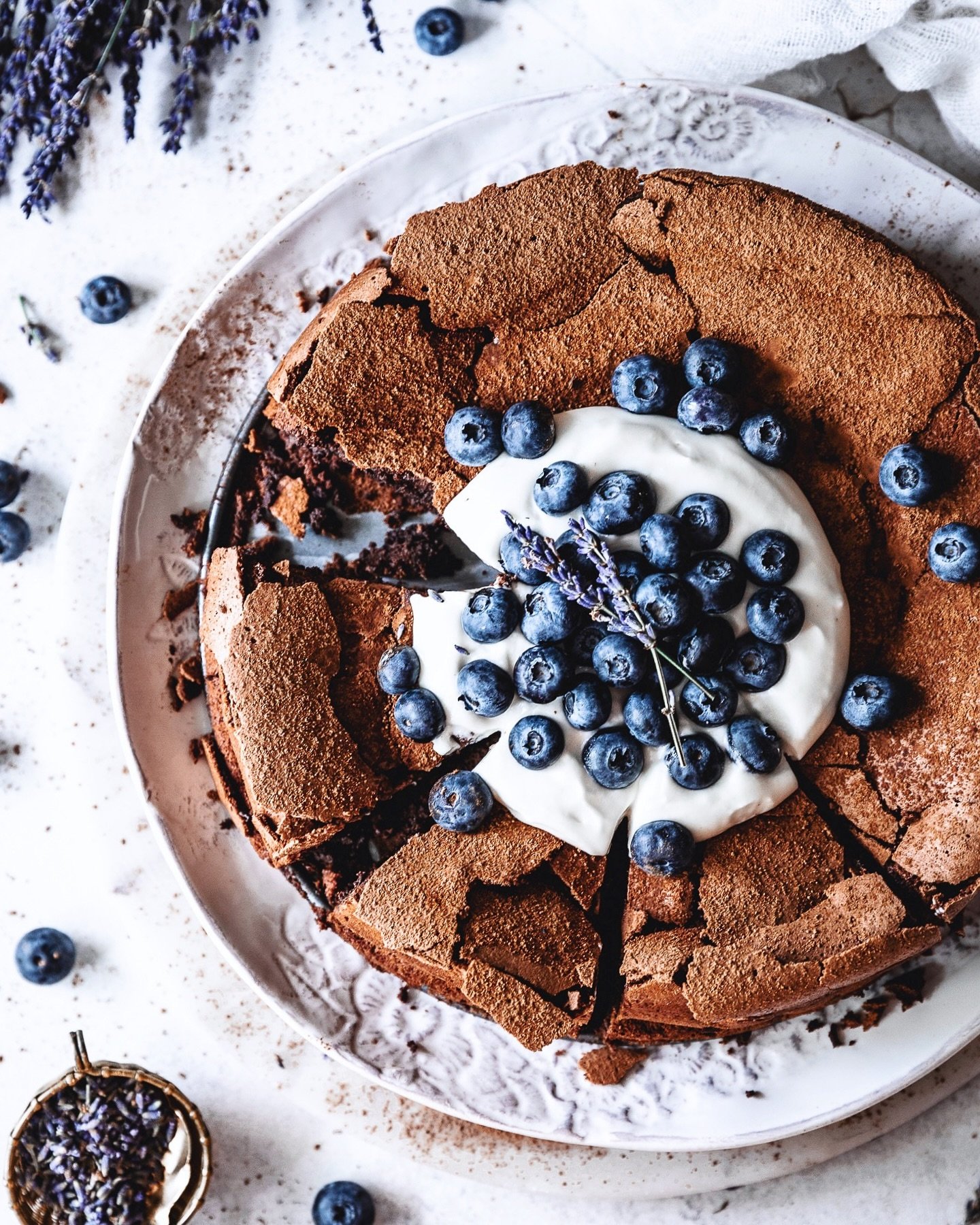 LAVENDER FLOURLESS CHOCOLATE CAKE!! 🪻

This cake feels like a chocolate cloud would!! It&rsquo;s airy and light but still fudgy and decadent!!! I always feel like a queen taking it out of the oven and seeing it perfectly deflating, leaving on top th