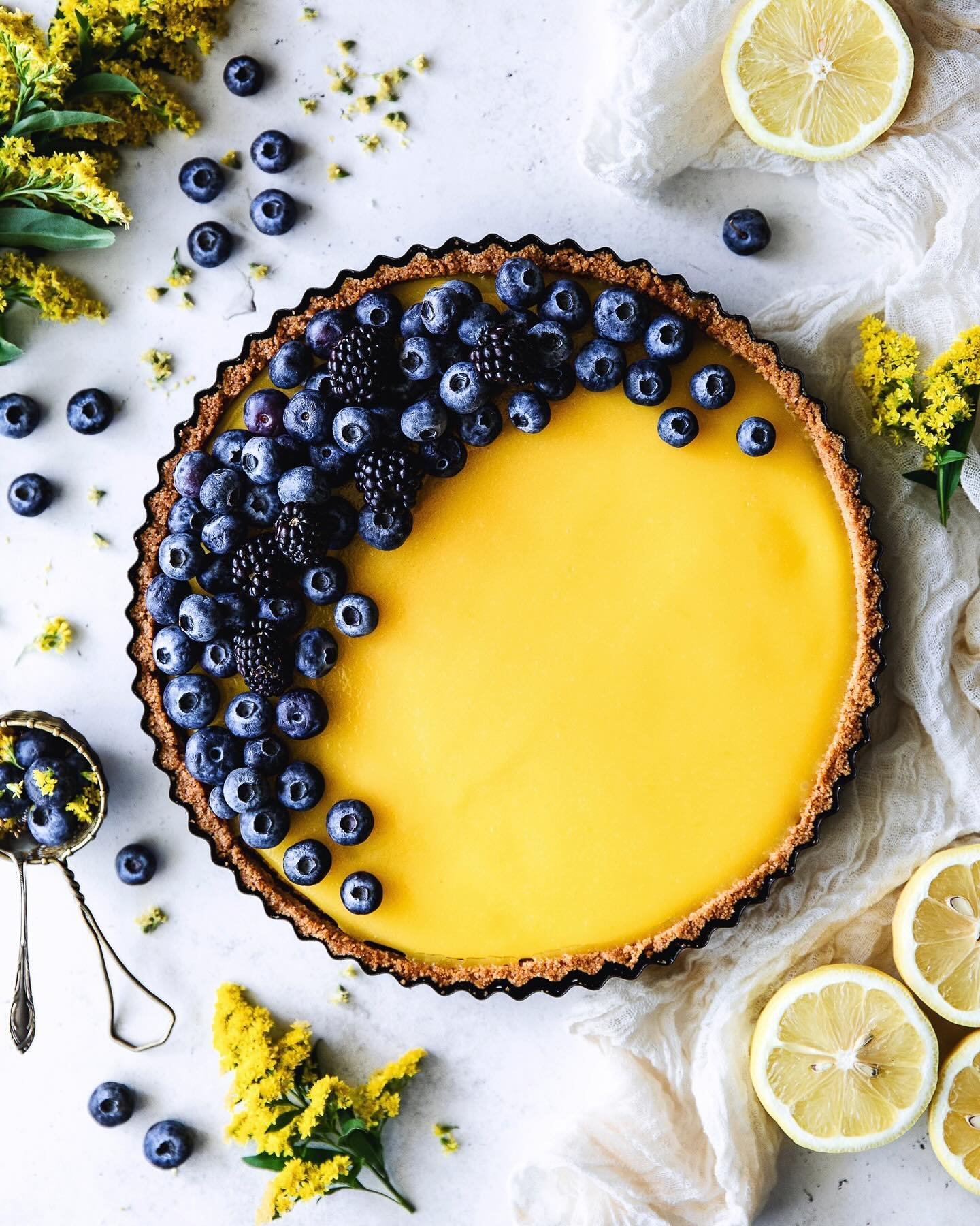 This Lemon Curd Cheesecake Tart will brighten you up any day! 🍋 The creamy layer of cheesecake is covered with a shiny and bright homemade lemon curd! You&rsquo;ll leave everyone around you dreaming about it!

Recipe through the link in my profile @