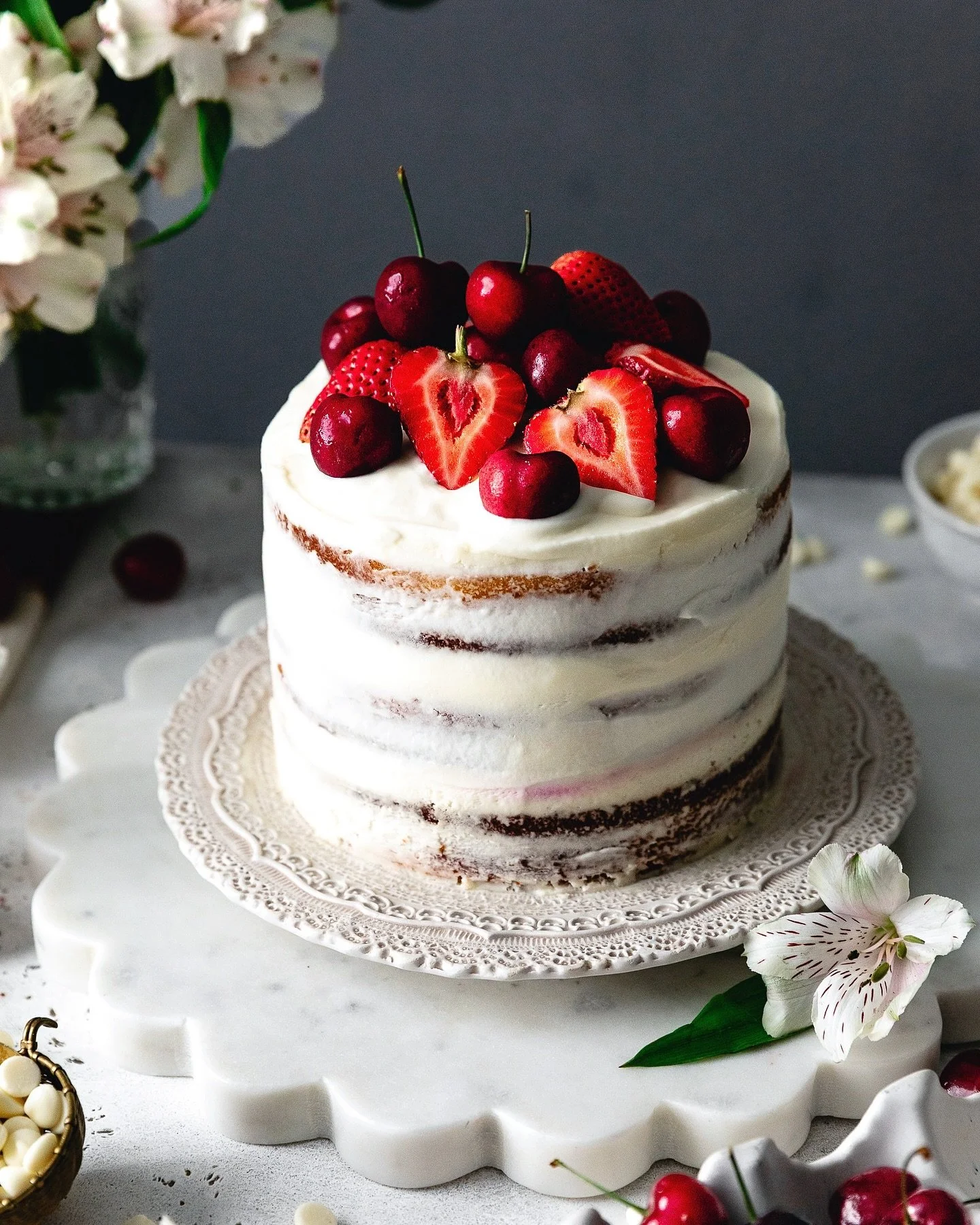 You will be dreaming about this incredibly soft and moist White Forest Cake all week long! ✨🍒 

As always, get the recipe on devamadeo.com under the cakes section 💛🦋 or follow direct link through my bio 🥰

Have a beautiful week my friends!

~
#ca