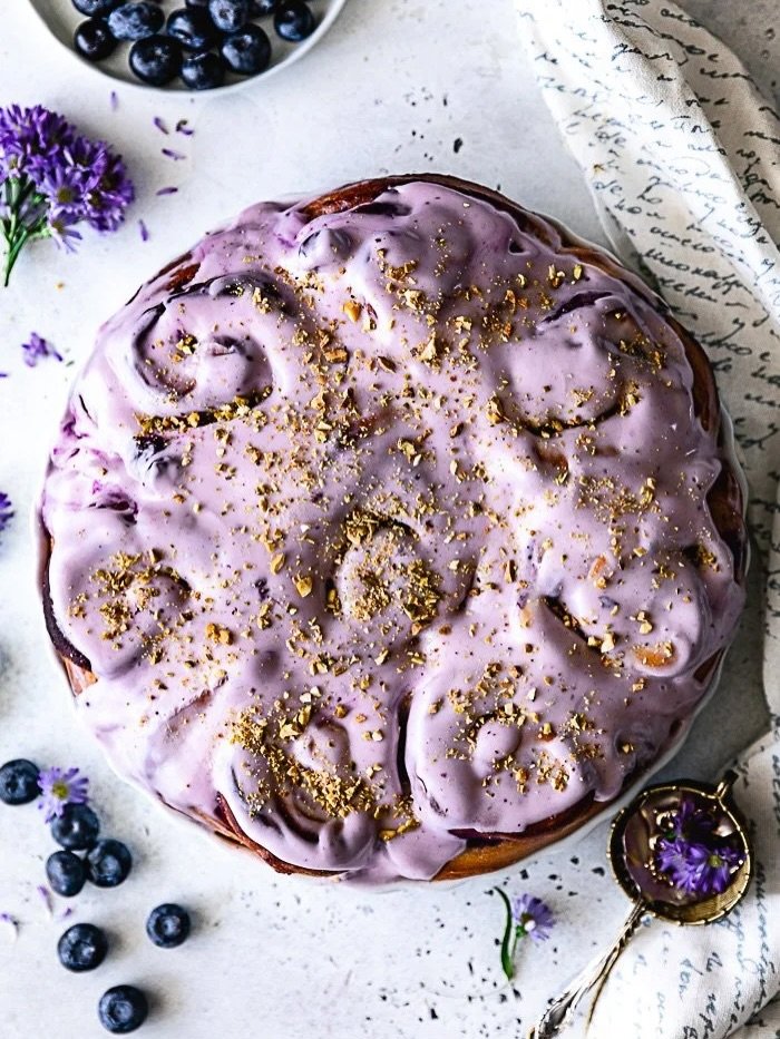 Dreaming is already Sunday morning thanks to my soft and pillowy Blueberry Cream Cheese Rolls! 🫐✨ They&rsquo;re packed with blueberry flavor, layered with a creamy filling and a homemade compote with whole berries in every bite. Finished with a pret