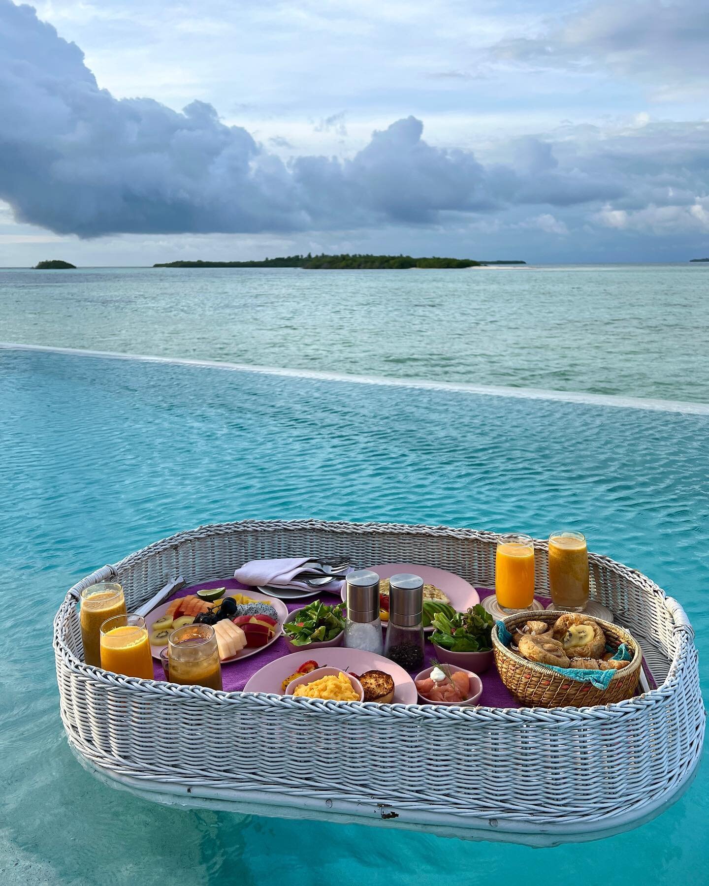 Thank you @discoversoneva for an amazing trip to the Maldives! After swimming with manta rays, making souvenirs in the glassblowing studio, eating the best seafood, and enjoying the spa, the sunrise floating breakfast in our stunning overwater villa 