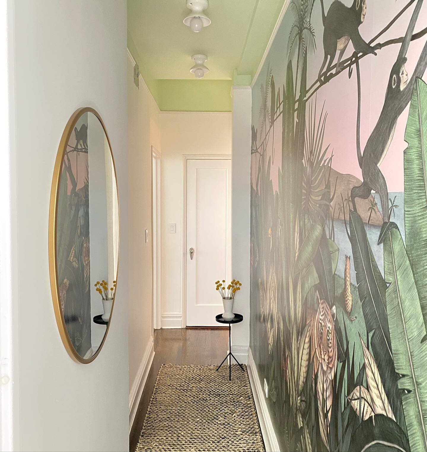 Friday PSA: design is fun 🤩 

A long hallway is an opportunity to do something BOLD.  How about a jungle #wallmural like the one we used from @hyggeandwest in the kids bedroom hallway?

Could there be a better scene upon which to open your door to i