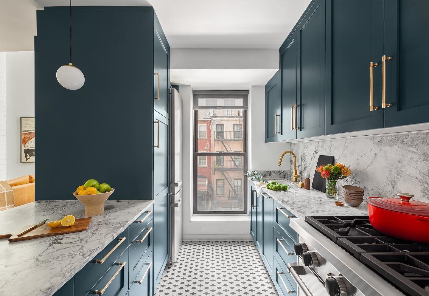We will be forever crushing on this #chelseanyc #kitchenreno 

That&rsquo;s it for this Thursday!

Enjoy the view 😉 

Design @isabellapatrickinteriors 
Photography @shannondupre @dd_reps 

#kitchenstyle #kitchensofinsta #bluecabinets #kitchenfloor #