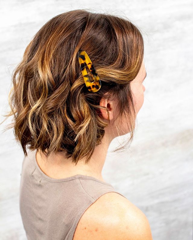 Are you loving the hair clip trend as much as we are? 💕 ⠀⠀⠀⠀⠀⠀⠀⠀⠀
⠀⠀⠀⠀⠀⠀⠀⠀⠀
Take this look from work to drinks, and work again the next morning. There's no such thing as a bad hair day when you add clips! ⠀⠀⠀⠀⠀⠀⠀⠀⠀
⠀⠀⠀⠀⠀⠀⠀⠀⠀
Not sure how to work cli