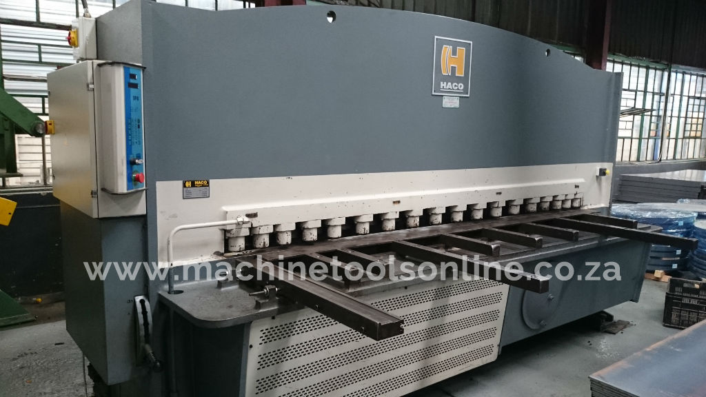 A vertical hydraulic variable rake guillotine.